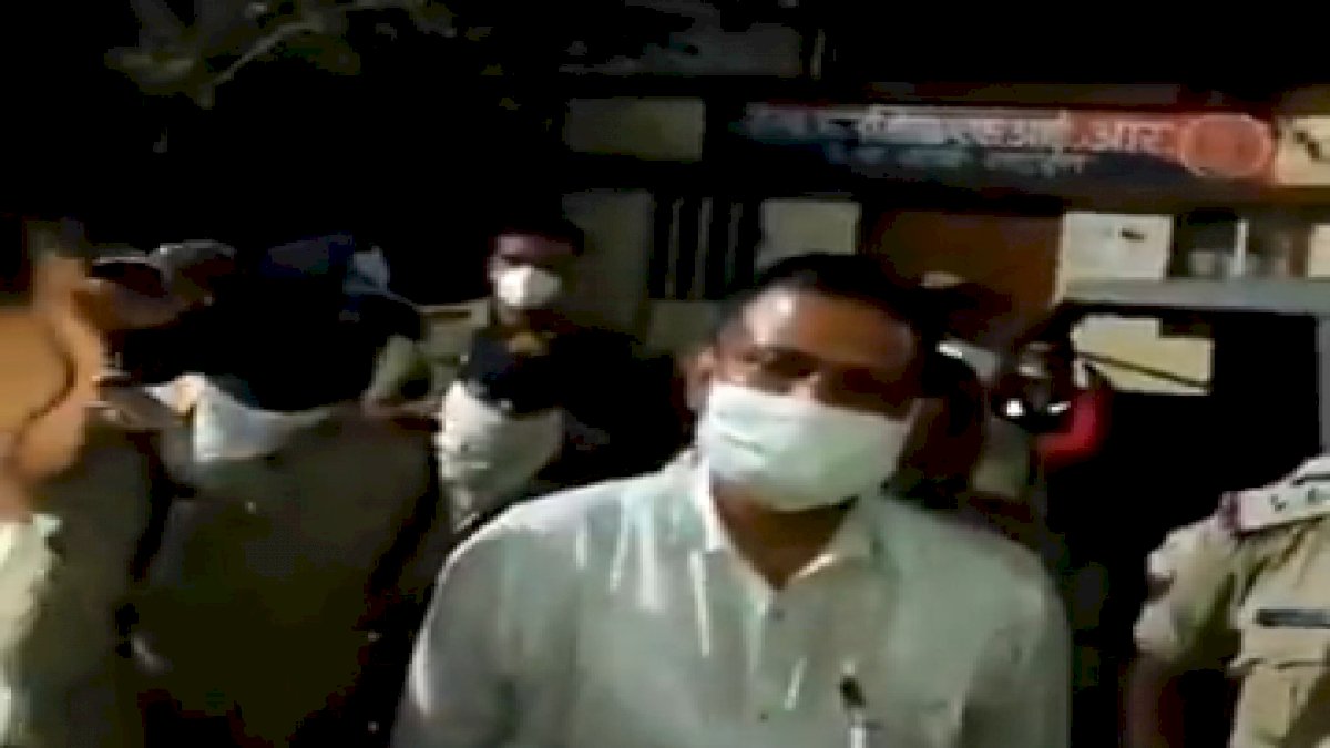 जबलपुर: महिला पुलिस अधिकारी से बदसलूकी करने वाले आरएसएस कार्यकर्ताओं से उल्टा एएसपी ने मांगी माफी जबलपुर: महिला पुलिस अधिकारी से बदसलूकी करने वाले आरएसएस कार्यकर्ताओं से उल्टा एएसपी ने मांगी माफी