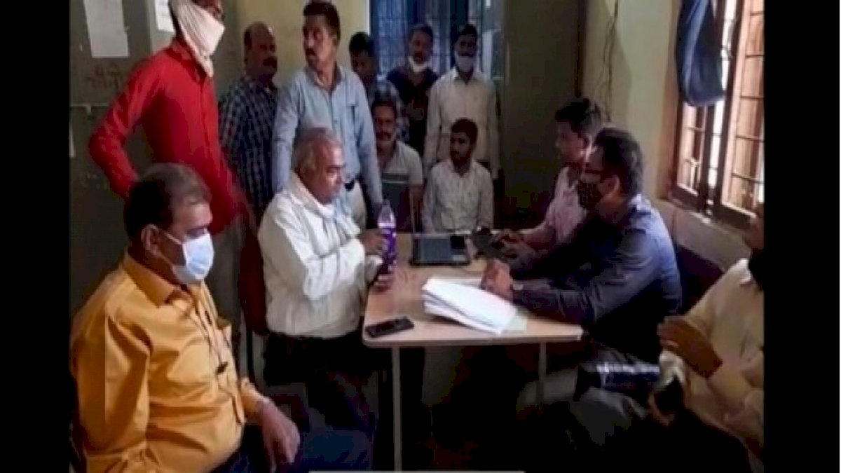 पंद्रह हजार की रिश्वत लेते ग्वालियर तहसीलदार का रीडर गिरफ्तार पंद्रह हजार की रिश्वत लेते ग्वालियर तहसीलदार का रीडर गिरफ्तार
