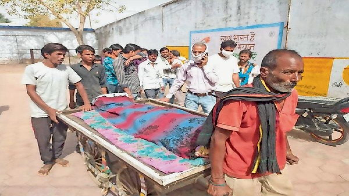 जवान बेटे के शव को हाथ ठेले पर ले जाने को मजबूर पिता, मध्यप्रदेश के सरकारी अस्पतालों का शर्मनाक सच जवान बेटे के शव को हाथ ठेले पर ले जाने को मजबूर पिता, मध्यप्रदेश के सरकारी अस्पतालों का शर्मनाक सच