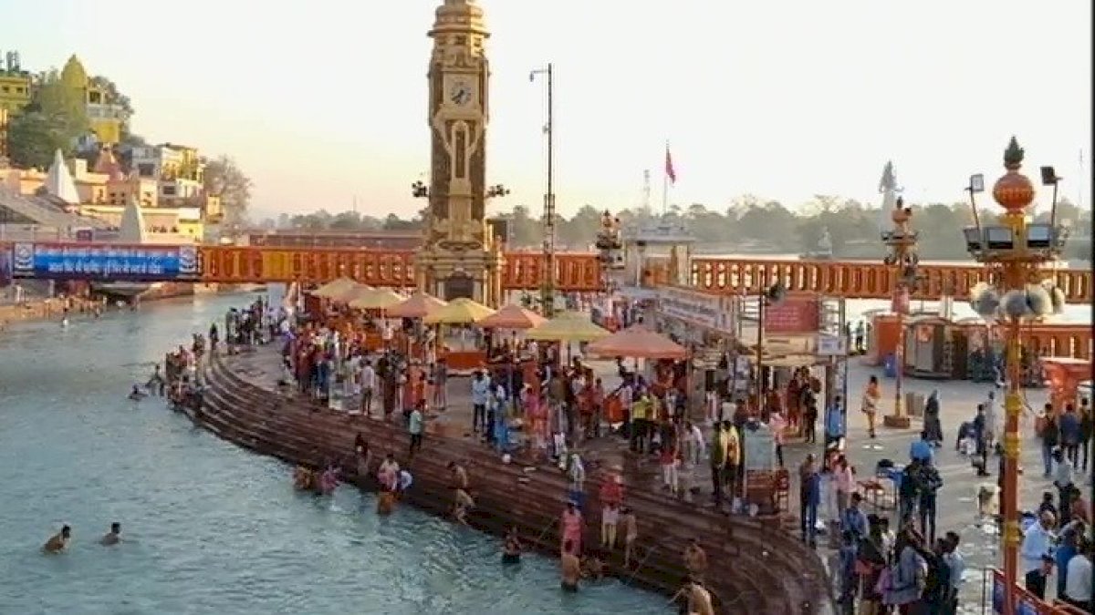 हरिद्वार में शुरू हुआ महीनेभर का महाकुंभ, कोविड निगेटिव रिपोर्ट के बिना एंट्री की इजाज़त नहीं हरिद्वार में शुरू हुआ महीनेभर का महाकुंभ, कोविड निगेटिव रिपोर्ट के बिना एंट्री की इजाज़त नहीं