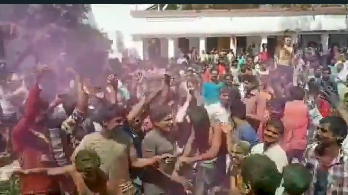 राजगढ़ जेल में कैदियों ने खेली होली, जेल प्रशासन पर खड़े हो रहे सवाल राजगढ़ जेल में कैदियों ने खेली होली, जेल प्रशासन पर खड़े हो रहे सवाल