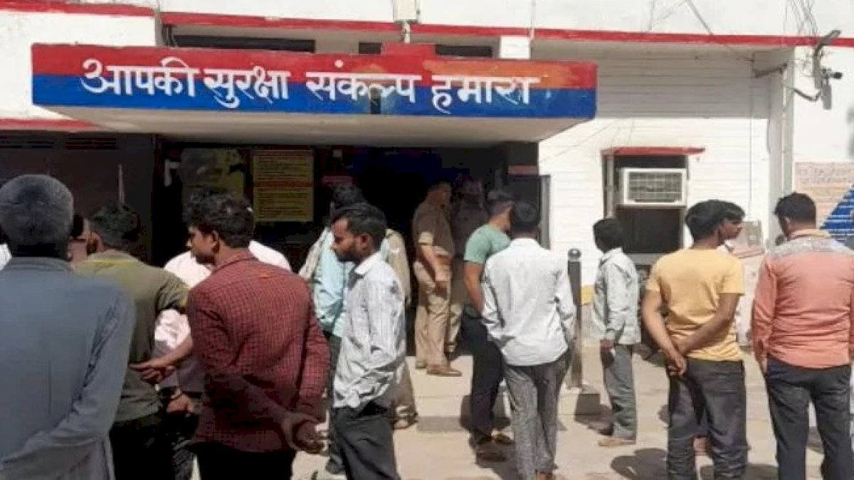 यूपी के मेरठ में 10वीं की छात्रा से गैंगरेप के बाद आरोपियों ने जबरन पिलाया जहर, पुलिस ने कहा छात्रा ने की आत्महत्या यूपी के मेरठ में 10वीं की छात्रा से गैंगरेप के बाद आरोपियों ने जबरन पिलाया जहर, पुलिस ने कहा छात्रा ने की आत्महत्या