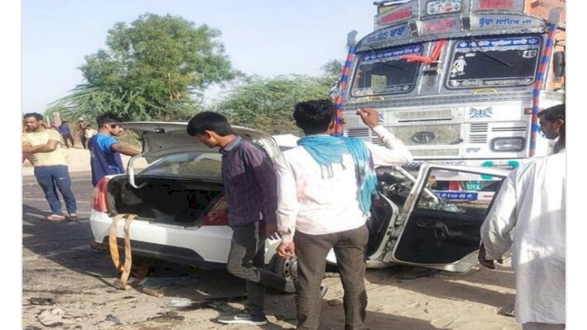 सड़क हादसे में परिवार के 5 सदस्यों की मौत, घर पर पसरा मातम सड़क हादसे में परिवार के 5 सदस्यों की मौत, घर पर पसरा मातम