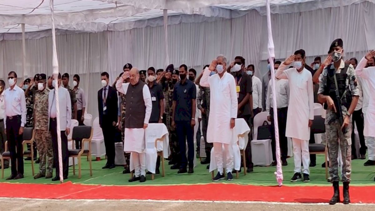 गृह मंत्री अमित शाह और मुख्यमंत्री भूपेश बघेल ने शहीदों को श्रद्धांजलि दी, उच्च स्तरीय बैठक में नक्सलवाद से निपटने पर बनेगी रणनीति गृह मंत्री अमित शाह और मुख्यमंत्री भूपेश बघेल ने शहीदों को श्रद्धांजलि दी, उच्च स्तरीय बैठक में नक्सलवाद से निपटने पर बनेगी रणनीति