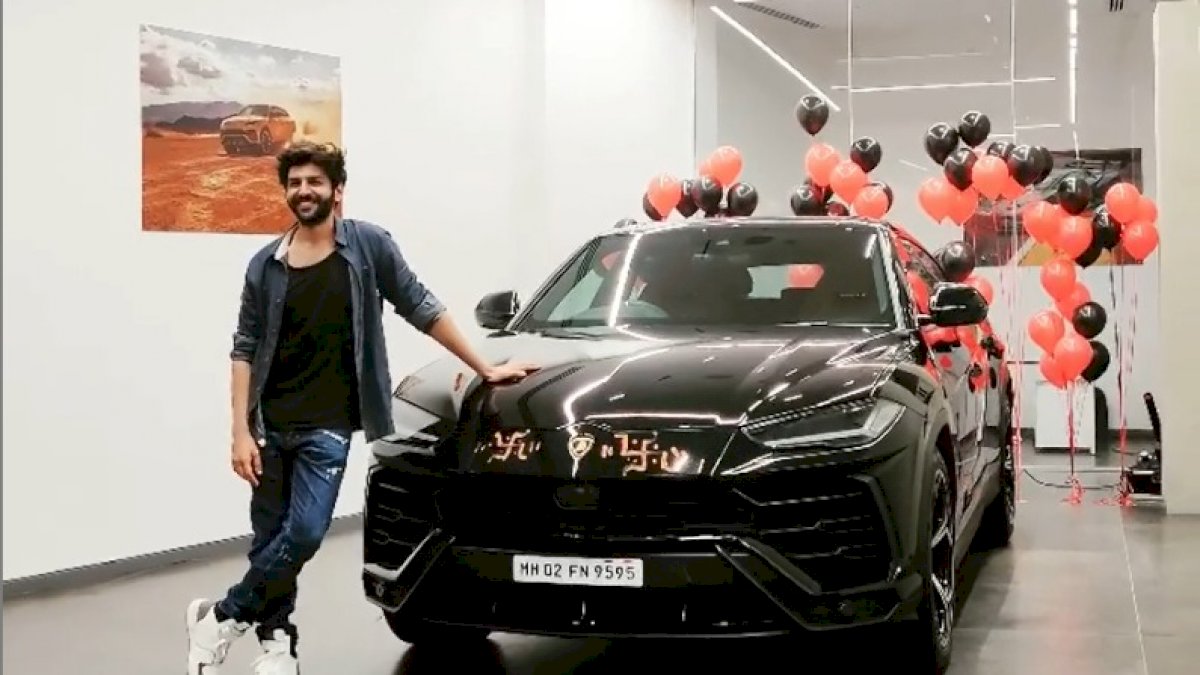 कार्तिक आर्यन ने खरीदी नई कार, साढ़े चार करोड़ की लैंबॉर्गिनी उरस कार के पास जाते ही ना जाने क्यों डर गए एक्टर कार्तिक आर्यन ने खरीदी नई कार, साढ़े चार करोड़ की लैंबॉर्गिनी उरस कार के पास जाते ही ना जाने क्यों डर गए एक्टर