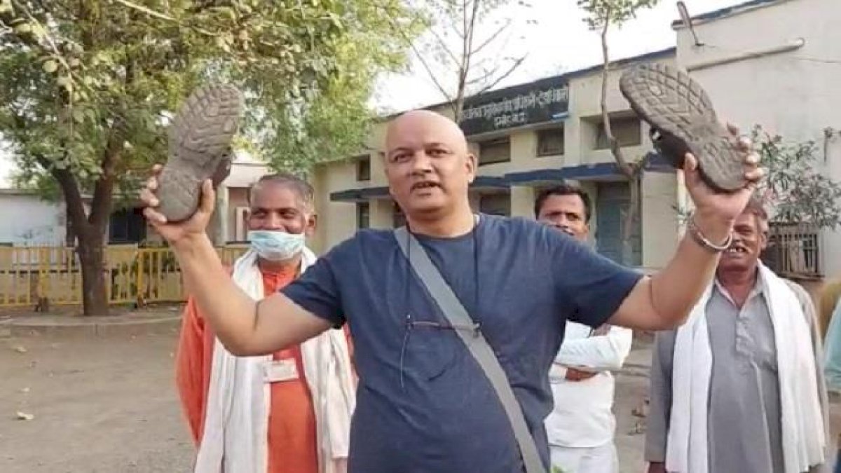 दमोह उपचुनाव: मतदान केंद्रों पर न हो किसी को चप्पल पहनकर आने की अनुमति, निर्दलीय उम्मीदवार वैभव लोधी की चुनाव आयोग से मांग दमोह उपचुनाव: मतदान केंद्रों पर न हो किसी को चप्पल पहनकर आने की अनुमति, निर्दलीय उम्मीदवार वैभव लोधी की चुनाव आयोग से मांग