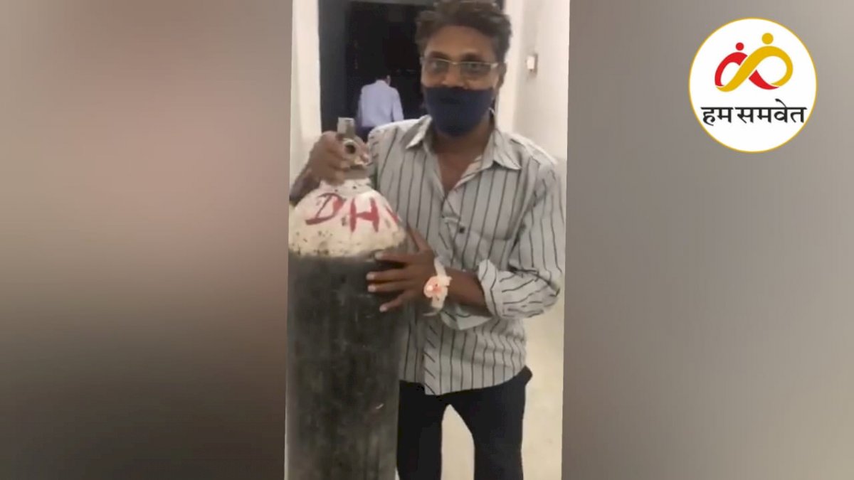 3 दिन से ऑक्सीजन की कमी से जूझ रहा है खरगोन का जिला अस्पताल, मरीज़ खुद ढो रहे हैं सिलेंडर 3 दिन से ऑक्सीजन की कमी से जूझ रहा है खरगोन का जिला अस्पताल, मरीज़ खुद ढो रहे हैं सिलेंडर