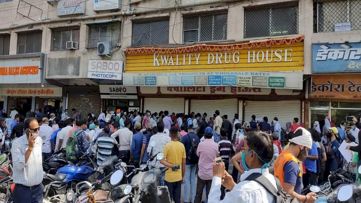 मध्य प्रदेश में रेमेडेसिविर इंजेक्शन को लेकर हाहाकार, सरकार ने कहा आपात स्थिति में ही मिलेगा इंजेक्शन मध्य प्रदेश में रेमेडेसिविर इंजेक्शन को लेकर हाहाकार, सरकार ने कहा आपात स्थिति में ही मिलेगा इंजेक्शन