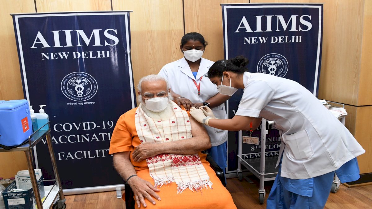 पीएम मोदी ने ली कोरोना वैक्सीन की दूसरी डोज, बोले- टीके से कोरोना को हराएंगे पीएम मोदी ने ली कोरोना वैक्सीन की दूसरी डोज, बोले- टीके से कोरोना को हराएंगे