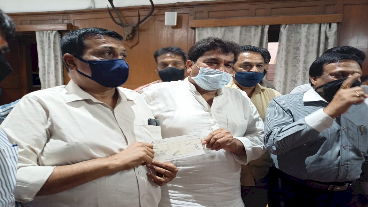 इंदौर: कांग्रेस MLA ने कलेक्टर को दिया ब्लैंक चेक, गरीबों के लिए 5000 रेमडेसिविर इंजेक्शन की मांग की इंदौर: कांग्रेस MLA ने कलेक्टर को दिया ब्लैंक चेक, गरीबों के लिए 5000 रेमडेसिविर इंजेक्शन की मांग की
