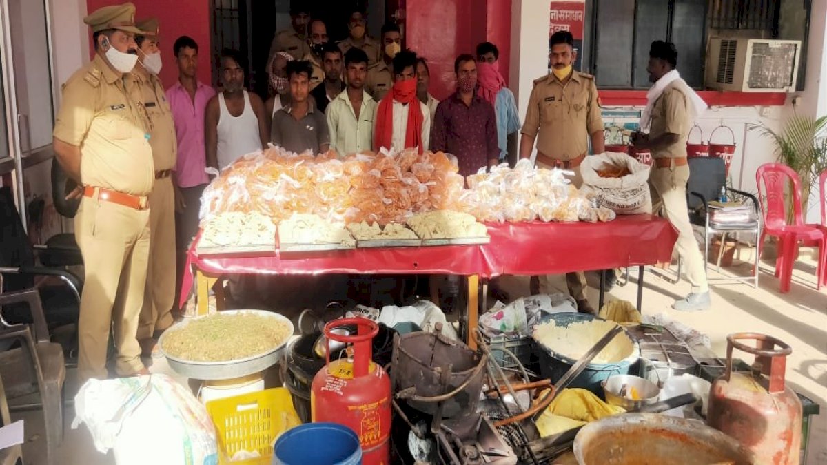 यूपी पुलिस ने जब्त की दो क्विंटल जलेबी और 1050 समोसे, अचार संहिता उल्लंघन का मामला दर्ज यूपी पुलिस ने जब्त की दो क्विंटल जलेबी और 1050 समोसे, अचार संहिता उल्लंघन का मामला दर्ज