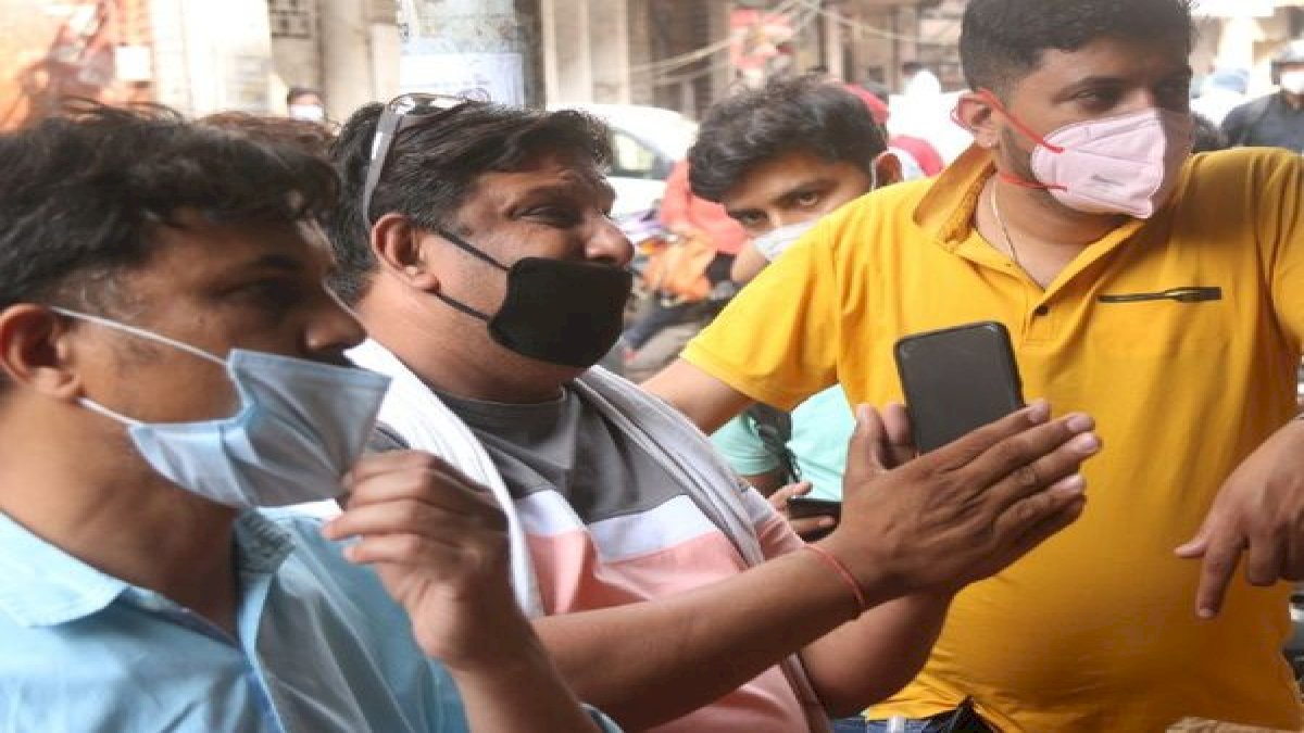 रेमडेसिविर इंजेक्शन के लिए दर दर भटकते रहे लोग, सरकार ने कहा, न तो इससे मौत रुक सकती है और न ही यह इलाज है रेमडेसिविर इंजेक्शन के लिए दर दर भटकते रहे लोग, सरकार ने कहा, न तो इससे मौत रुक सकती है और न ही यह इलाज है
