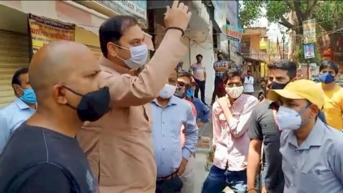 पहले डॉमिनोज पर करो कार्रवाई... गरीब पोहे वाले का चालान काट रहे अधिकारियों पर भड़के कांग्रेस MLA पहले डॉमिनोज पर करो कार्रवाई... गरीब पोहे वाले का चालान काट रहे अधिकारियों पर भड़के कांग्रेस MLA