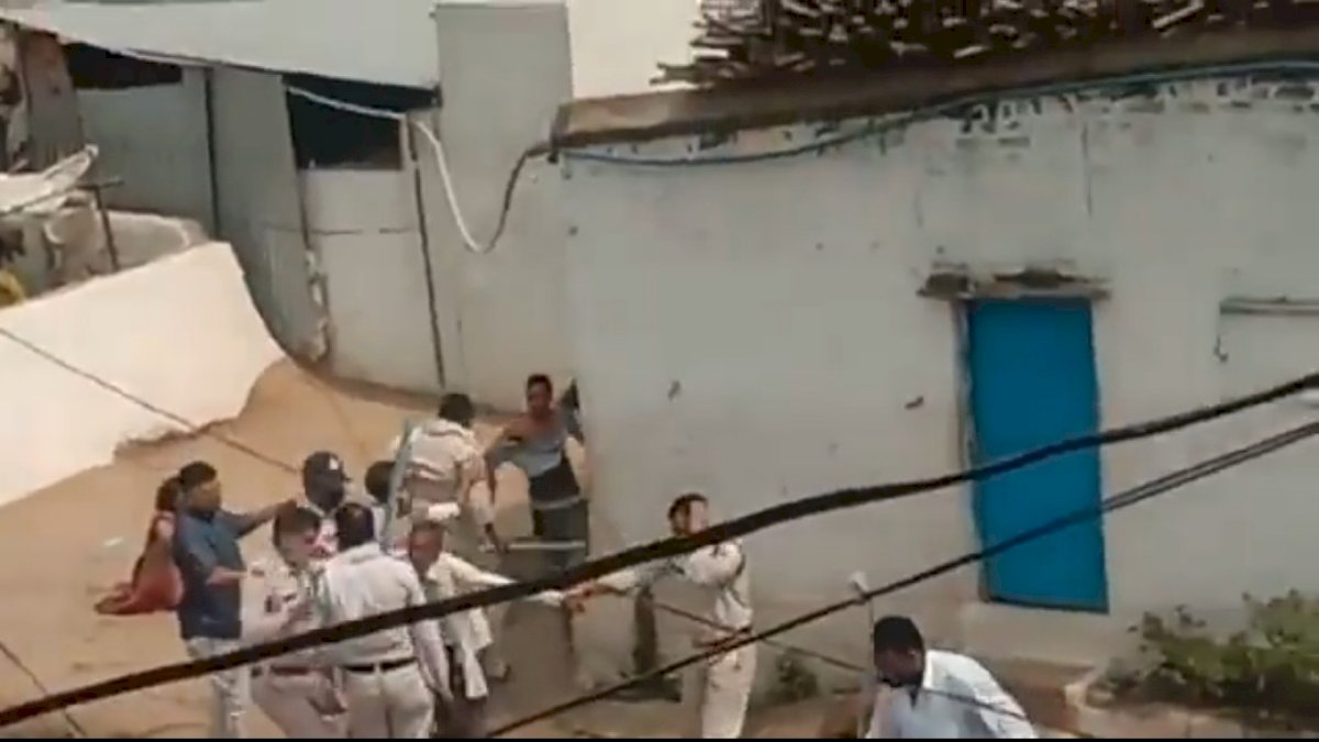 खंडवा में कोरोना संक्रमित मरीज़ और उसके परिजनों को पुलिस ने पीटा, वीडियो वायरल खंडवा में कोरोना संक्रमित मरीज़ और उसके परिजनों को पुलिस ने पीटा, वीडियो वायरल