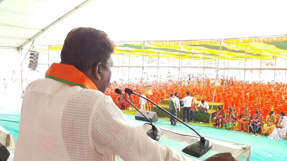 मध्यप्रदेश में कोरोना का कोहराम, स्वास्थ्य मंत्री खाली कुर्सियों के सामने दे रहे भाषण मध्यप्रदेश में कोरोना का कोहराम, स्वास्थ्य मंत्री खाली कुर्सियों के सामने दे रहे भाषण