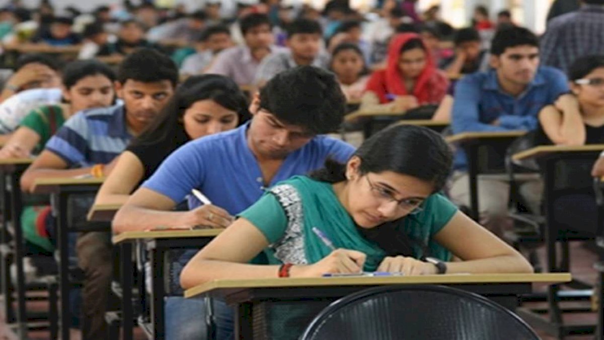 महाराष्ट्र: 10 वीं और 12 वीं की बोर्ड परीक्षा स्थगित, बढ़ते कोरोना के मामलों के कारण सरकार ने लिया फैसला महाराष्ट्र: 10 वीं और 12 वीं की बोर्ड परीक्षा स्थगित, बढ़ते कोरोना के मामलों के कारण सरकार ने लिया फैसला