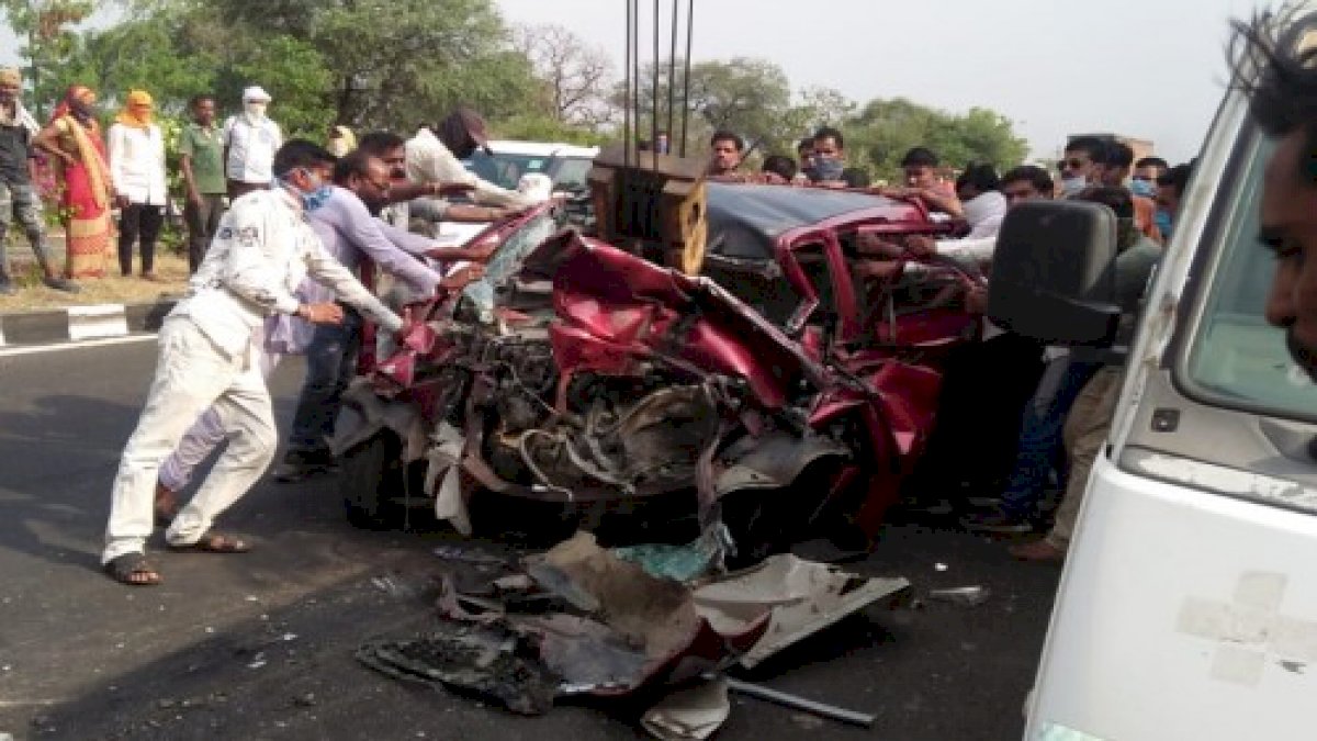 रतलाम में दर्दनाक सड़क हादसा, वन विभाग के डिप्टी रेंजर, पत्नी और ड्राइवर की ट्रक टकराने से मौत रतलाम में दर्दनाक सड़क हादसा, वन विभाग के डिप्टी रेंजर, पत्नी और ड्राइवर की ट्रक टकराने से मौत