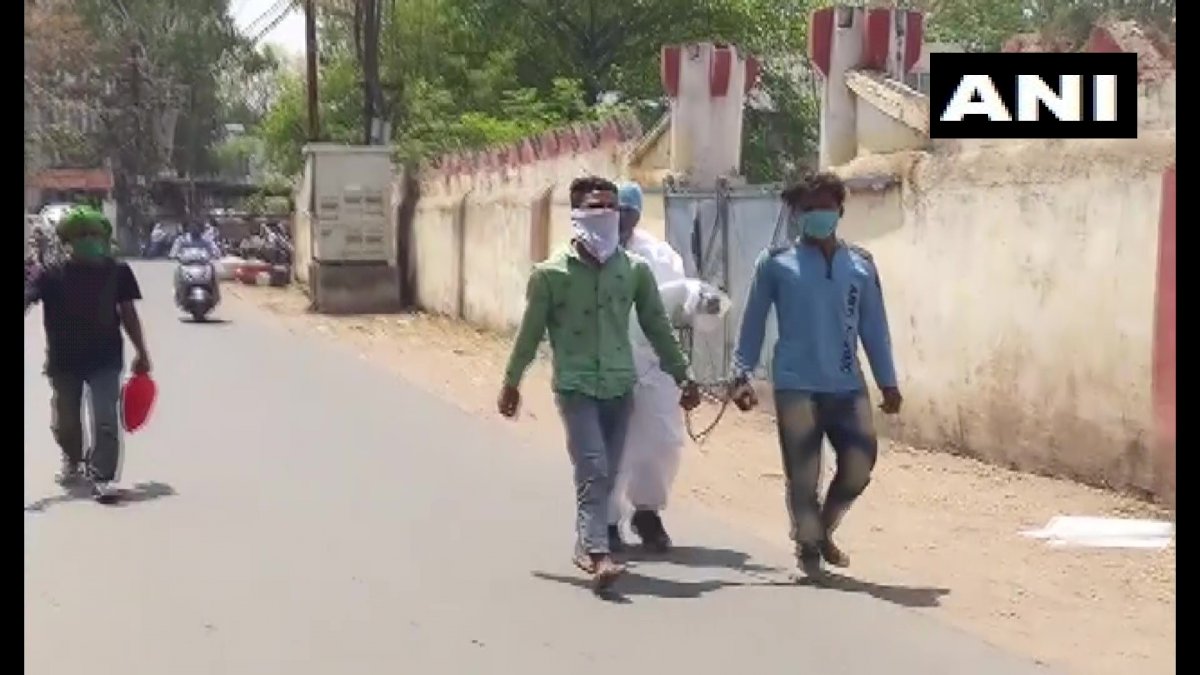 MP गजब है! एक ही हथकड़ी में कोरोना पॉजिटिव और निगेटिव चोर, PPE कीट पहने जवान ने कराया शहर भ्रमण MP गजब है! एक ही हथकड़ी में कोरोना पॉजिटिव और निगेटिव चोर, PPE कीट पहने जवान ने कराया शहर भ्रमण