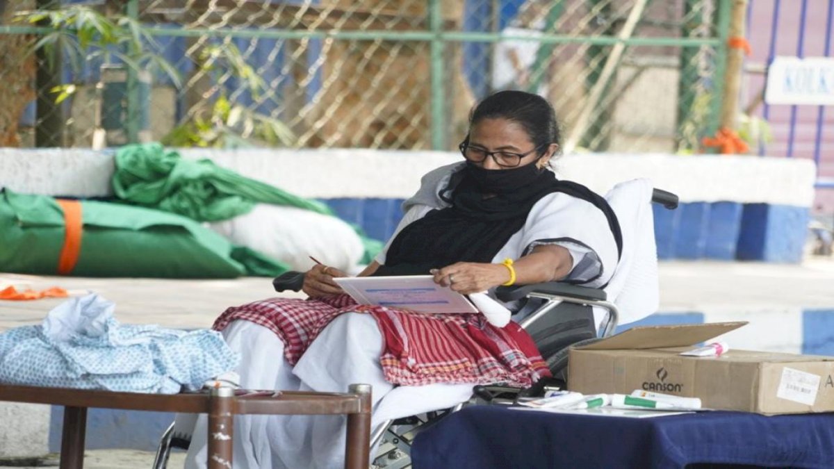 चुनाव आयोग से ममता की सीधी टक्कर, गांधी प्रतिमा के पास सत्याग्रह, कैनवस पर बना रही हैं पेंटिंग चुनाव आयोग से ममता की सीधी टक्कर, गांधी प्रतिमा के पास सत्याग्रह, कैनवस पर बना रही हैं पेंटिंग