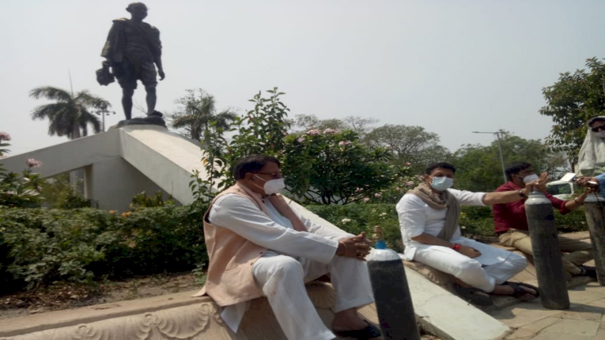 ऑक्सीजन के खाली सिलेंडर के साथ धरने पर बैठे कांग्रेस नेता, टूटती सांसों को ऑक्सीजन देने की मांग ऑक्सीजन के खाली सिलेंडर के साथ धरने पर बैठे कांग्रेस नेता, टूटती सांसों को ऑक्सीजन देने की मांग