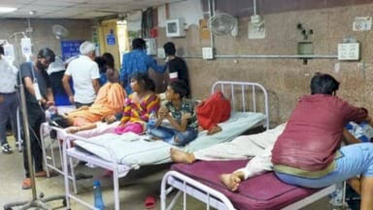 दिल्ली में कुट्टू का आटा खाने से हुए लोग बीमार, देर रात सैकड़ों लोगों को अस्पताल में किया गया भर्ती दिल्ली में कुट्टू का आटा खाने से हुए लोग बीमार, देर रात सैकड़ों लोगों को अस्पताल में किया गया भर्ती