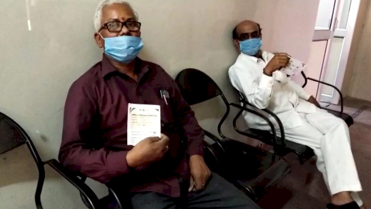 उत्तर प्रदेश में एक और बड़ी लापरवाही, एक ही व्यक्ति को लगा दी दो अलग अलग वैक्सीन उत्तर प्रदेश में एक और बड़ी लापरवाही, एक ही व्यक्ति को लगा दी दो अलग अलग वैक्सीन