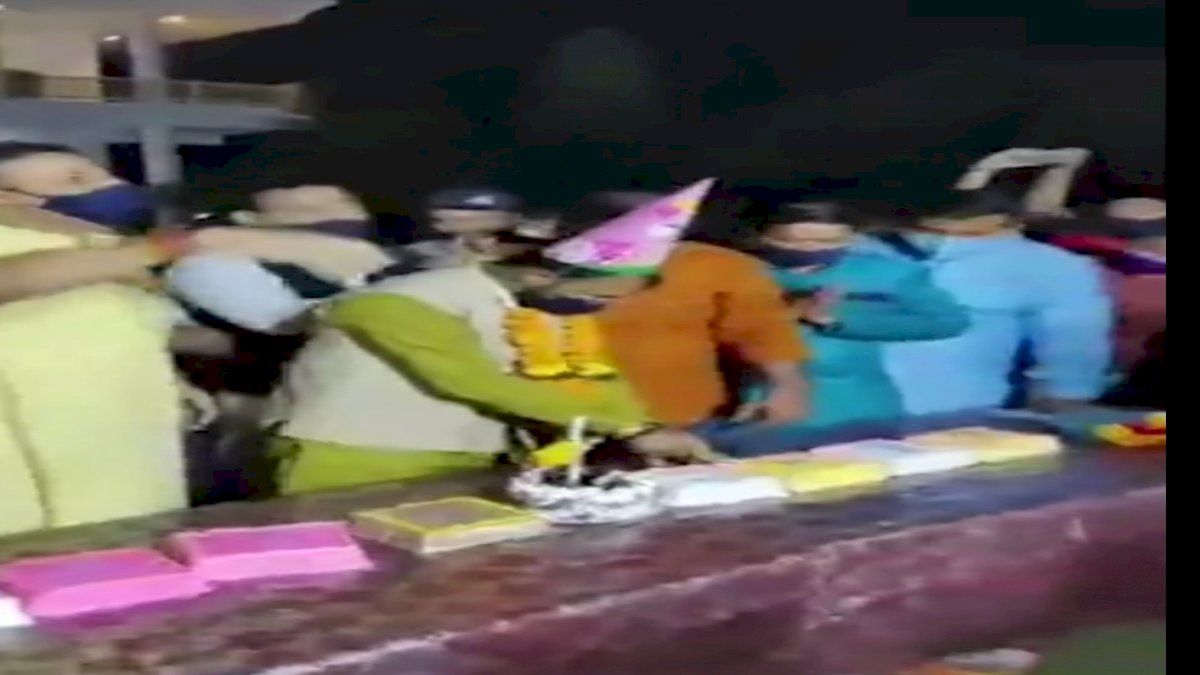 शहडोल: कोरोना के बीच भाजपा ज़िला अध्यक्ष ने मनाया जन्मदिन, कोरोना के नियमों की उड़ाई धज्जियां शहडोल: कोरोना के बीच भाजपा ज़िला अध्यक्ष ने मनाया जन्मदिन, कोरोना के नियमों की उड़ाई धज्जियां