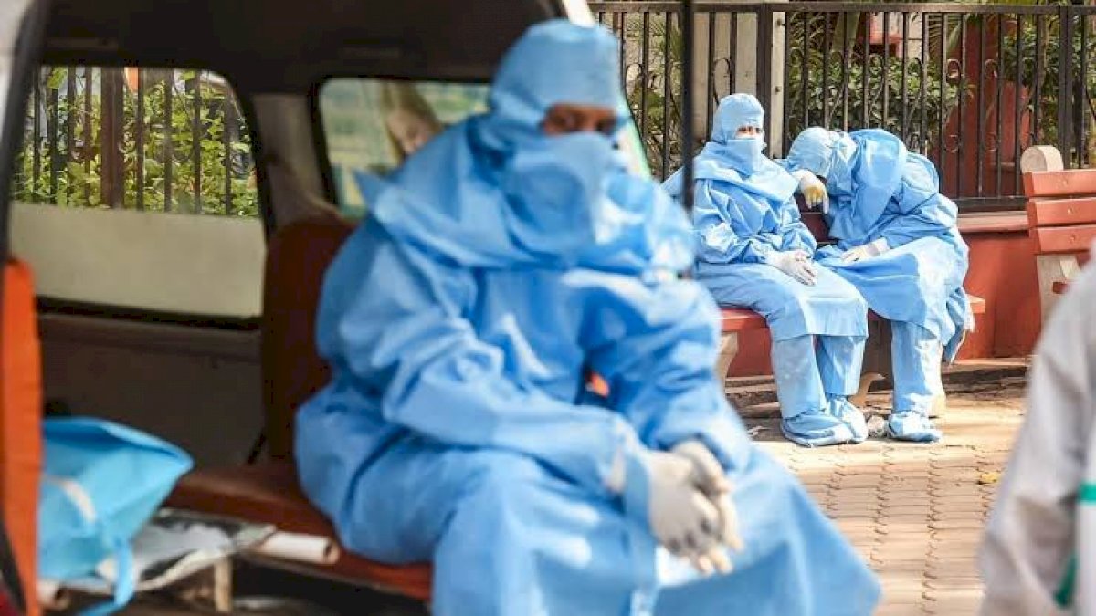 कोरोना से बेहाल भारत, एक दिन में आए 2.17 लाख नए मामले, 1185 की मौत और 15 लाख एक्टिव केस कोरोना से बेहाल भारत, एक दिन में आए 2.17 लाख नए मामले, 1185 की मौत और 15 लाख एक्टिव केस