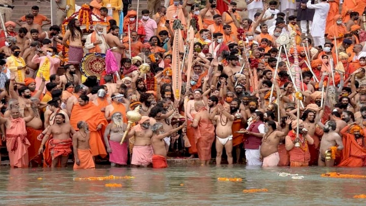 कुंभ मेले में कोरोना विस्फोट, 2100 से ज्यादा लोग पॉजिटिव, निरंजनी अखाड़ा ने किया मेला समाप्ति का ऐलान कुंभ मेले में कोरोना विस्फोट, 2100 से ज्यादा लोग पॉजिटिव, निरंजनी अखाड़ा ने किया मेला समाप्ति का ऐलान