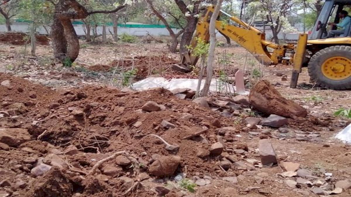 कब्रिस्तान में खुदाई करने वालों के हाथों में पड़े छाले, कब्रिस्तान के बाहर लगाना पड़ा हाउसफुल का बोर्ड कब्रिस्तान में खुदाई करने वालों के हाथों में पड़े छाले, कब्रिस्तान के बाहर लगाना पड़ा हाउसफुल का बोर्ड