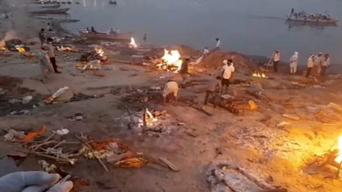 पीएम मोदी के संसदीय क्षेत्र में मौत का तांडव, श्मशान घाटों पर मुर्दे कर रहे अपनी बारी का इंतजार पीएम मोदी के संसदीय क्षेत्र में मौत का तांडव, श्मशान घाटों पर मुर्दे कर रहे अपनी बारी का इंतजार