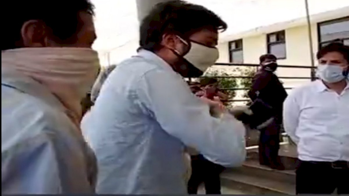 कत्लखाना बना रतलाम का मेडिकल कॉलेज, मृतक के परिजनों का आरोप, हालत गंभीर होने के बाद भी आईसीयू वार्ड में नहीं किया मरीज़ को शिफ्ट कत्लखाना बना रतलाम का मेडिकल कॉलेज, मृतक के परिजनों का आरोप, हालत गंभीर होने के बाद भी आईसीयू वार्ड में नहीं किया मरीज़ को शिफ्ट