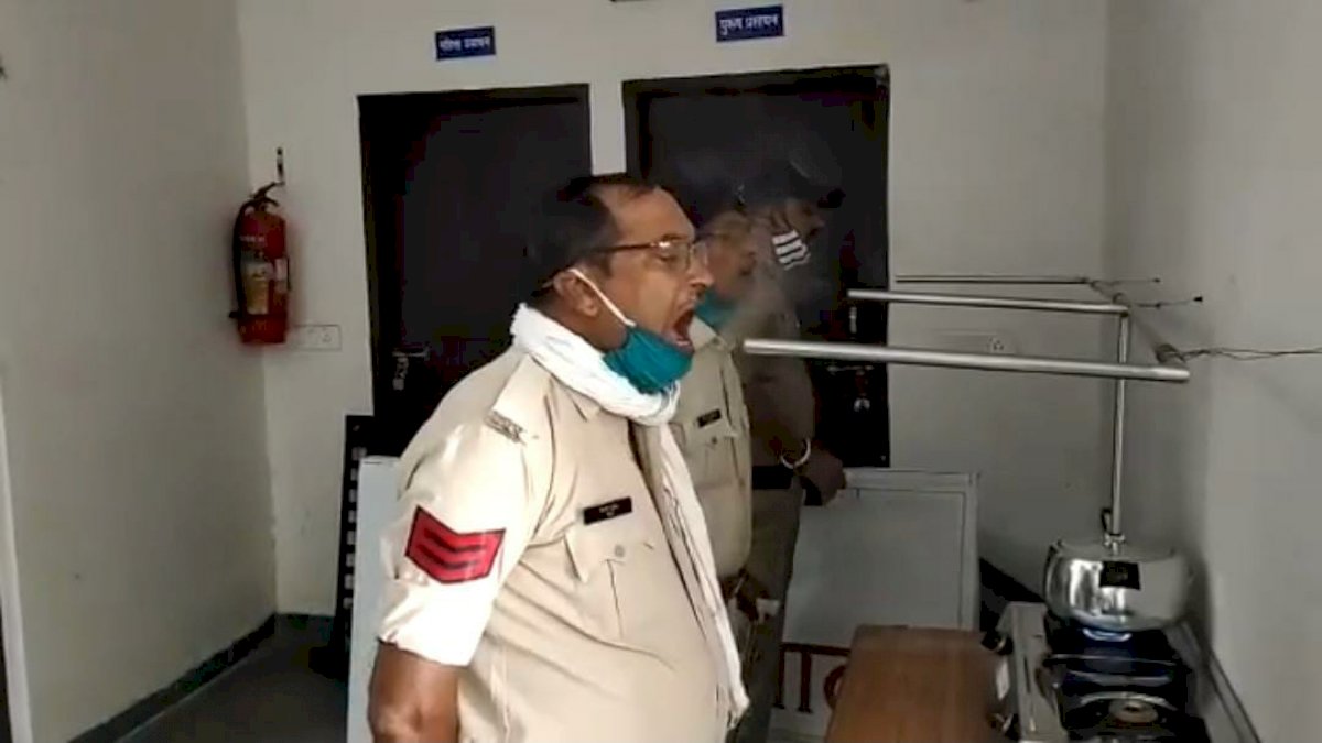 अब थानों में ही स्टीम ले रही निवाड़ी पुलिस, एसपी की पहल पर किया गया अनोखा इंतजाम अब थानों में ही स्टीम ले रही निवाड़ी पुलिस, एसपी की पहल पर किया गया अनोखा इंतजाम