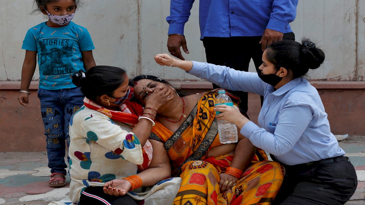 कोरोना का कोहराम जारी! रिकॉर्ड 2.61 लाख नए मामले, 1501 लोगों की मौत, एक्टिव केस 18 लाख के पार कोरोना का कोहराम जारी! रिकॉर्ड 2.61 लाख नए मामले, 1501 लोगों की मौत, एक्टिव केस 18 लाख के पार