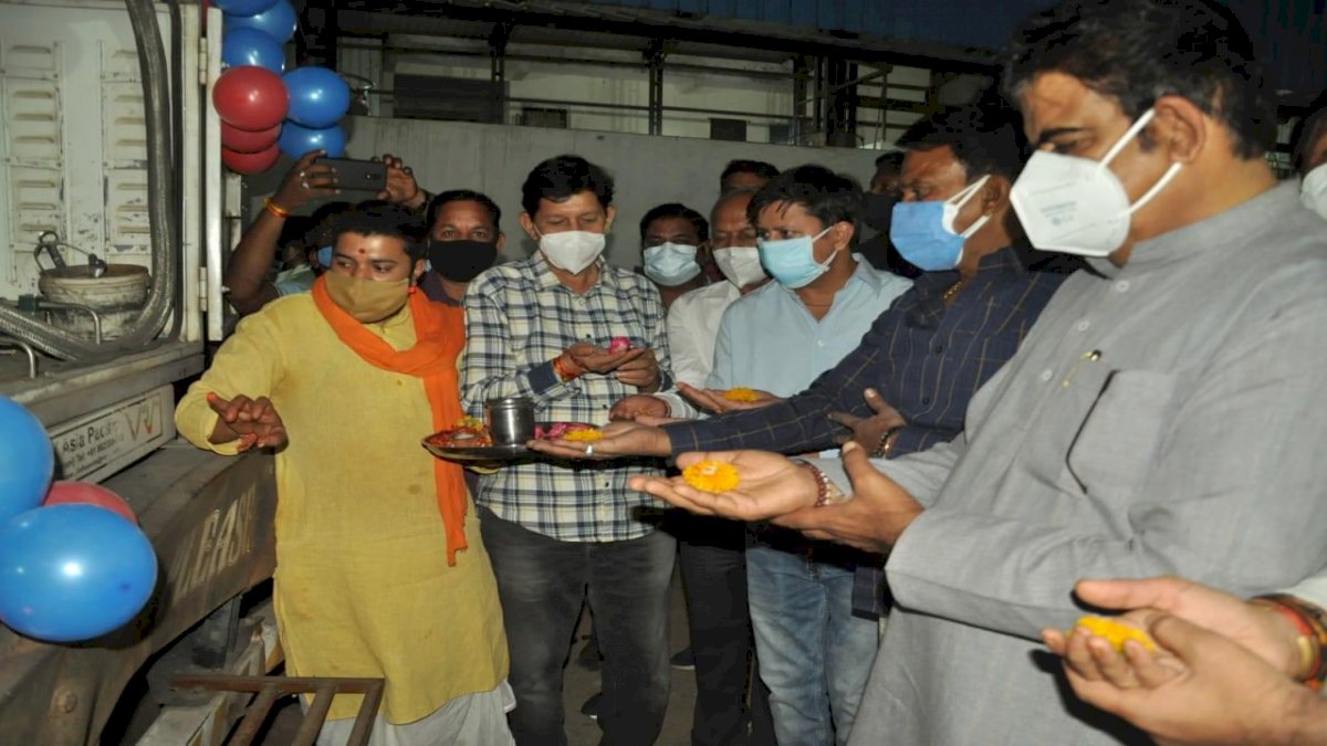 बीजेपी का इवेंट प्रेम: ऑक्सीजन टैंकर के इंदौर पहुंचते ही प्रचार करने लगे बीजेपी के नेता, लोगों की ज़िंदगियों पर दे दी अपने प्रचार को तरजीह बीजेपी का इवेंट प्रेम: ऑक्सीजन टैंकर के इंदौर पहुंचते ही प्रचार करने लगे बीजेपी के नेता, लोगों की ज़िंदगियों पर दे दी अपने प्रचार को तरजीह