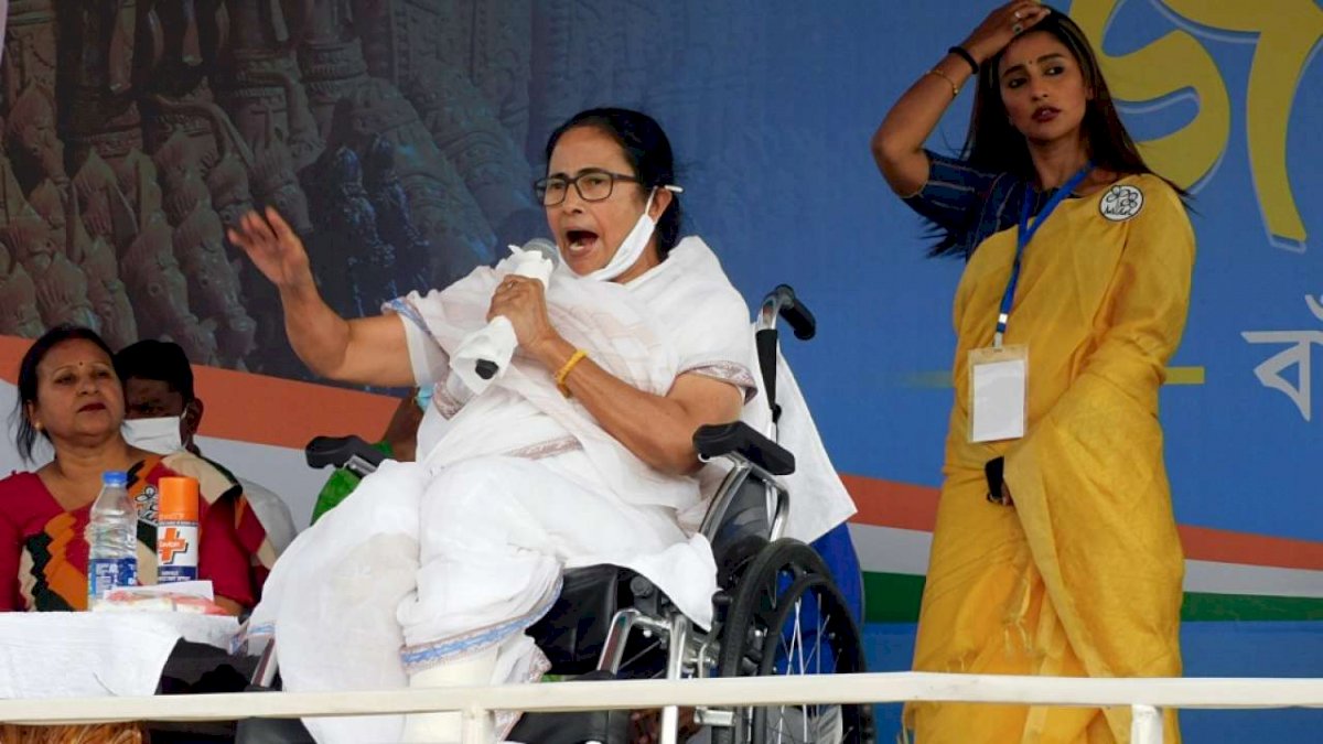 राहुल गांधी की राह पर चलीं ममता बैनर्जी, कोलकाता में सांकेतिक बैठकें, रैलियों के लिए तय की 30 मिनट की समय सीमा राहुल गांधी की राह पर चलीं ममता बैनर्जी, कोलकाता में सांकेतिक बैठकें, रैलियों के लिए तय की 30 मिनट की समय सीमा