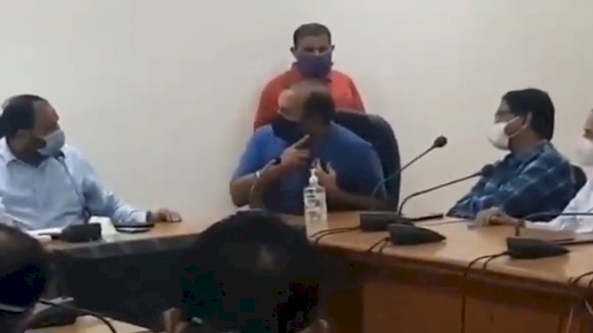 कोरोना मरीजों के इलाज में लापरवाही पर भड़के कांग्रेस विधायक, बैठक में कलेक्टर की लगाई क्लास कोरोना मरीजों के इलाज में लापरवाही पर भड़के कांग्रेस विधायक, बैठक में कलेक्टर की लगाई क्लास