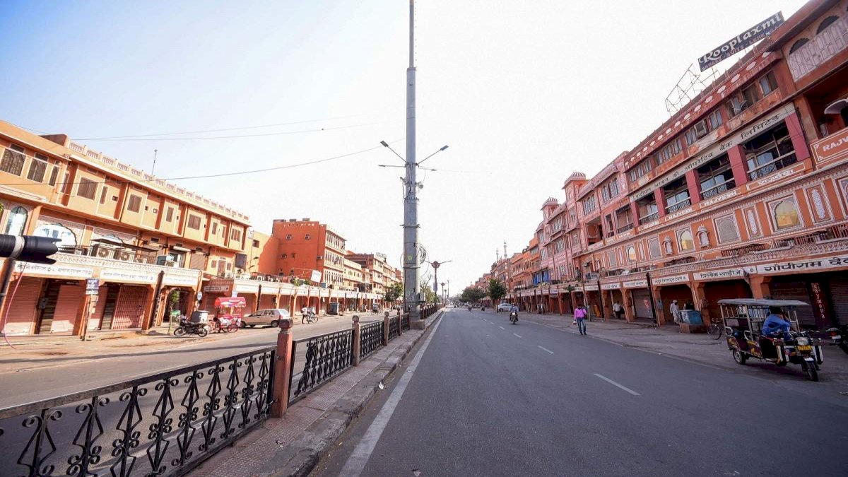 राजस्थान सरकार ने लगाया 15 दिनों का लॉकडाउन, जरूरी सेवाओं को छोड़कर सब रहेगा बंद राजस्थान सरकार ने लगाया 15 दिनों का लॉकडाउन, जरूरी सेवाओं को छोड़कर सब रहेगा बंद