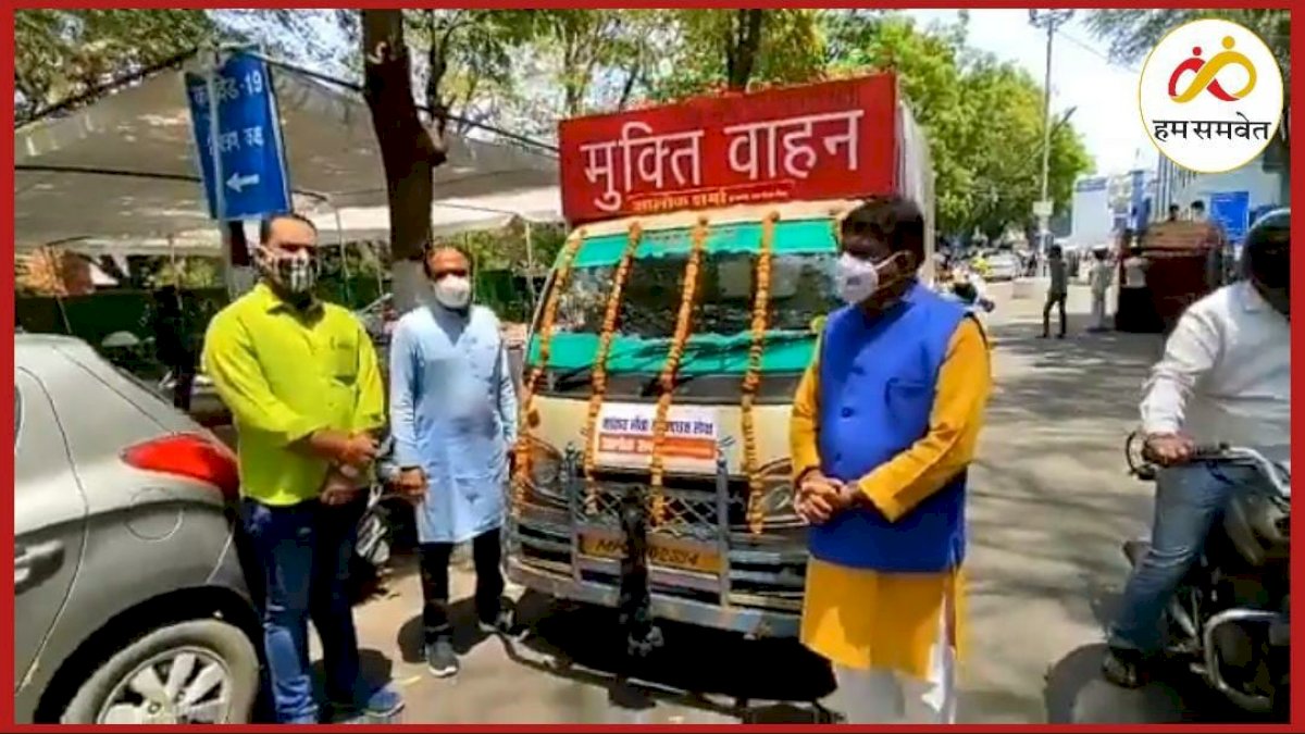बीजेपी उपाध्यक्ष ने अमानवीयता की हदों को किया पार, शव वाहनों के साथ फोटो सेशन करने पर उतारू हो गए आलोक शर्मा बीजेपी उपाध्यक्ष ने अमानवीयता की हदों को किया पार, शव वाहनों के साथ फोटो सेशन करने पर उतारू हो गए आलोक शर्मा