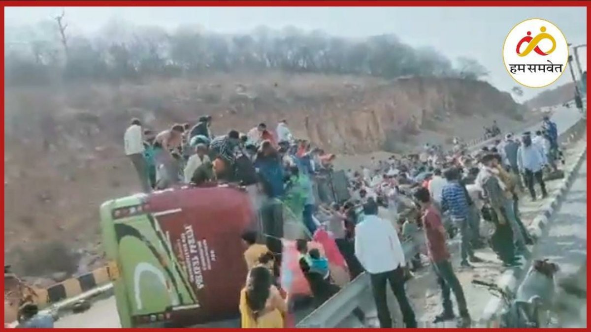ग्वालियर झांसी मार्ग पर यात्री बस पलटने से दो लोगों की मौत, दिल्ली से टीकमगढ़ जा रही थी बस ग्वालियर झांसी मार्ग पर यात्री बस पलटने से दो लोगों की मौत, दिल्ली से टीकमगढ़ जा रही थी बस