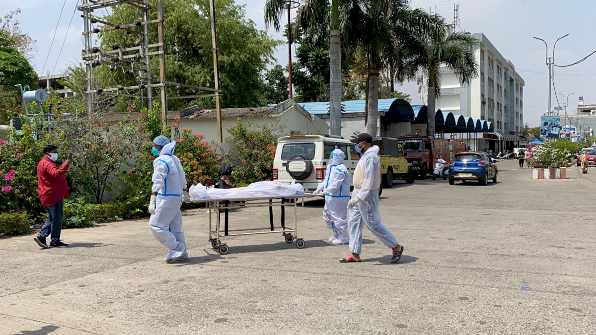 भोपाल: ऑक्सीजन की कमी से दस मरीजों की मौत, पीपल्स अस्पताल पर लापरवाही का आरोप भोपाल: ऑक्सीजन की कमी से दस मरीजों की मौत, पीपल्स अस्पताल पर लापरवाही का आरोप