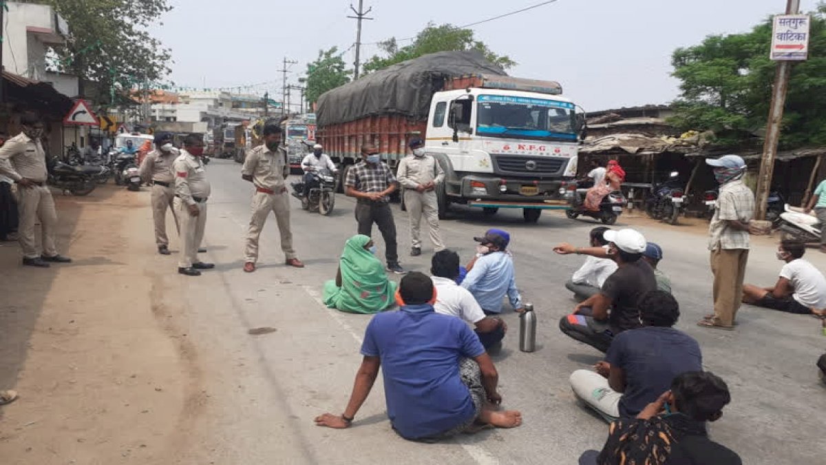 डोंगरगढ़ में घंटों लाइन लगने के बाद भी कोरोना टेस्टिंग नहीं होने से नाराज लोगों ने किया चक्काजाम डोंगरगढ़ में घंटों लाइन लगने के बाद भी कोरोना टेस्टिंग नहीं होने से नाराज लोगों ने किया चक्काजाम