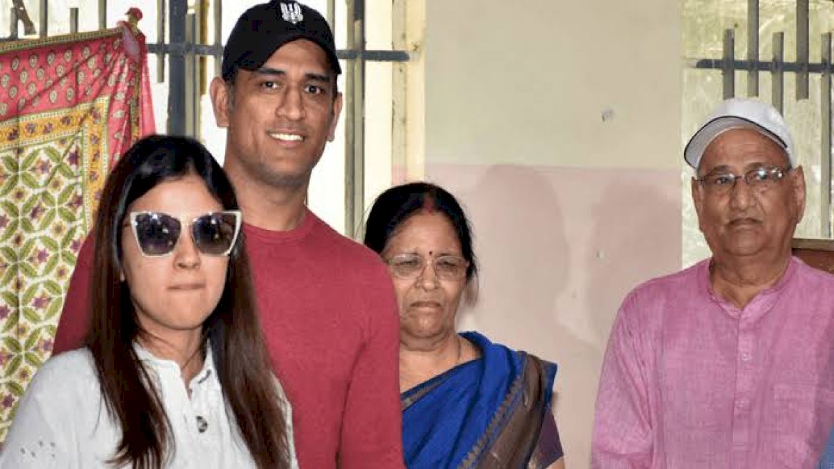 धोनी के घर पहुंचा कोरोना, माता और पिता दोनों कोरोना से हुए संक्रमित धोनी के घर पहुंचा कोरोना, माता और पिता दोनों कोरोना से हुए संक्रमित