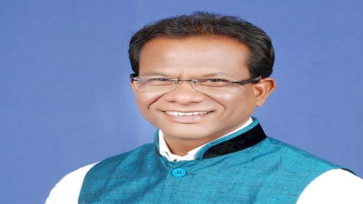 कोरबा ट्रिपल मर्डर केस का एक आरोपी गिरफ्तार, दो फरार, रिश्तेदार पर लगा हत्या का आरोप कोरबा ट्रिपल मर्डर केस का एक आरोपी गिरफ्तार, दो फरार, रिश्तेदार पर लगा हत्या का आरोप
