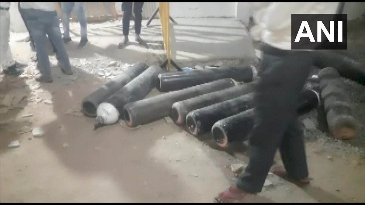 दमोह में मची ऑक्सीजन की लूट, अस्पताल में ट्रक पहुंचते ही सिलिंडरों पर टूट पड़े परिजन दमोह में मची ऑक्सीजन की लूट, अस्पताल में ट्रक पहुंचते ही सिलिंडरों पर टूट पड़े परिजन