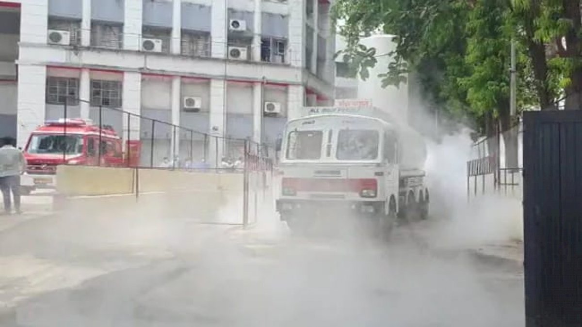 Nashik Oxygen Leak: अस्पताल के ऑक्सीजन टैंक लीक होने से 22 की मौत, 12 की हालत गंभीर Nashik Oxygen Leak: अस्पताल के ऑक्सीजन टैंक लीक होने से 22 की मौत, 12 की हालत गंभीर