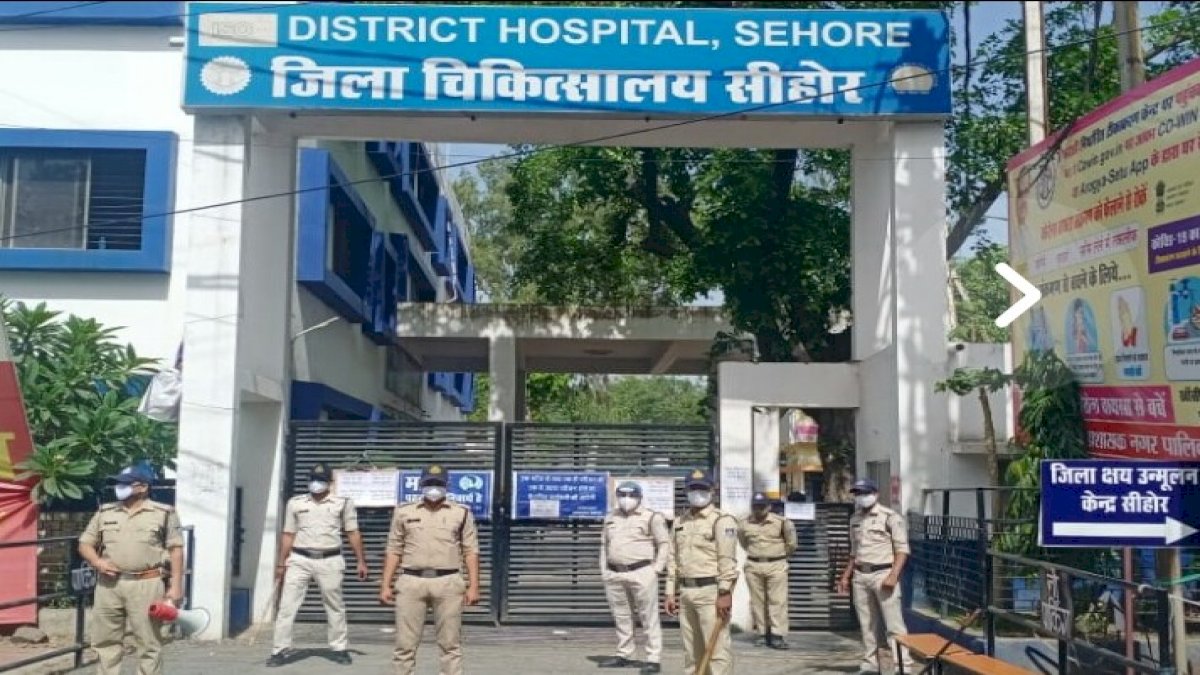 सीहोर: सीएम के गृह ज़िला का हाल बेहाल, ज़िला अस्पताल के बाहर लगा बेड फुल के पोस्टर सीहोर: सीएम के गृह ज़िला का हाल बेहाल, ज़िला अस्पताल के बाहर लगा बेड फुल के पोस्टर