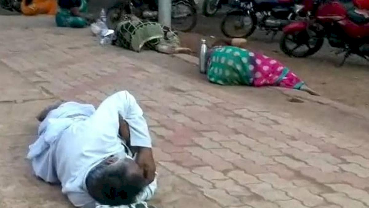 कर्नाटक के बीदर में नहीं मिल रहे मरीजों को बिस्तर, बाहर फुटपाथ पर लेटने पर मजबूर हुए कोरोना के मरीज़ कर्नाटक के बीदर में नहीं मिल रहे मरीजों को बिस्तर, बाहर फुटपाथ पर लेटने पर मजबूर हुए कोरोना के मरीज़
