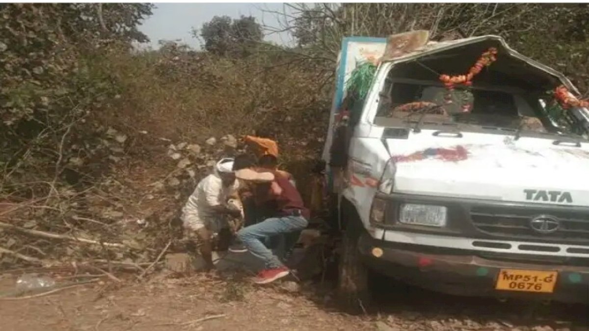 बारातियों से भरा वाहन पलटा, 2 लोगों की मौक़े पर मौत, 20 घायल बारातियों से भरा वाहन पलटा, 2 लोगों की मौक़े पर मौत, 20 घायल
