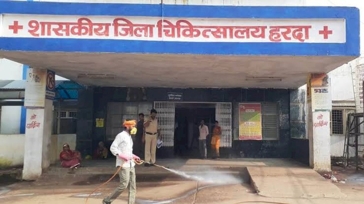 हरदा में इलाज के लिए ख़ुद ही करानी होगी ऑक्सीजन की व्यवस्था, शर्त पर राज़ीनामे के बाद ही मिला रहा है ज़िला अस्पताल में दाख़िला हरदा में इलाज के लिए ख़ुद ही करानी होगी ऑक्सीजन की व्यवस्था, शर्त पर राज़ीनामे के बाद ही मिला रहा है ज़िला अस्पताल में दाख़िला